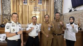 Kepala Lapas Kelas IIB Brebes Mudo Mulyanto bersama Kepala DPU Kabupaten Brebes Dani Asmoro membahas rencana dukungan pengeboran sumur untuk memenuhi kebutuhan air di lingkungan Lapas Brebes, Senin (28/9/2026). Foto: Humas Lapas Brebes