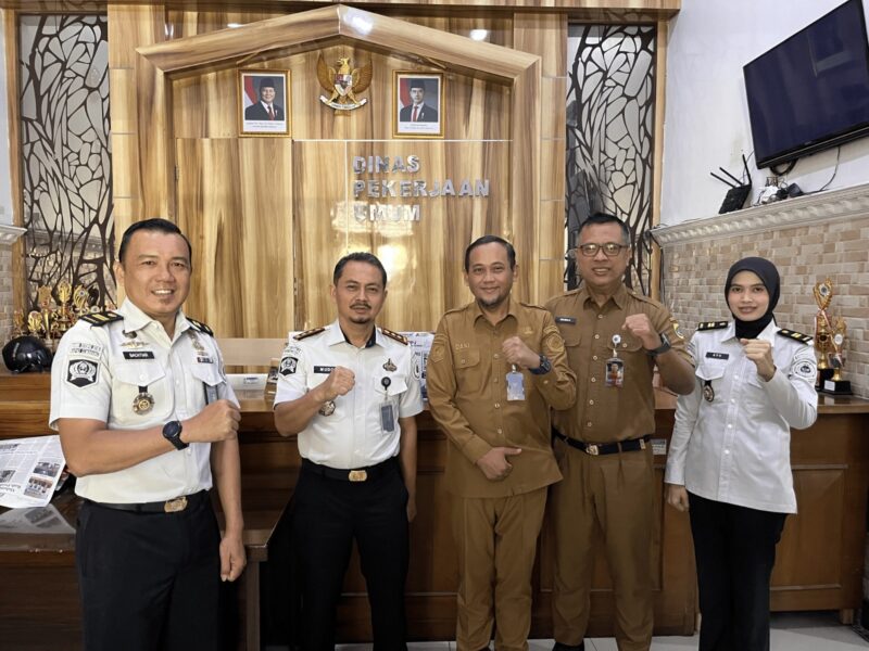 Kepala Lapas Kelas IIB Brebes Mudo Mulyanto bersama Kepala DPU Kabupaten Brebes Dani Asmoro membahas rencana dukungan pengeboran sumur untuk memenuhi kebutuhan air di lingkungan Lapas Brebes, Senin (28/9/2026). Foto: Humas Lapas Brebes