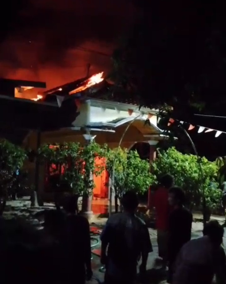 Rumah warga desa pesantunan luder terbakar pada sabtu malam, (5/9). Foto: lensabumi