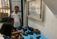 Petugas Lapas Brebes sedang memeriksa senjata api dan administrasi. Foto: istimewa
