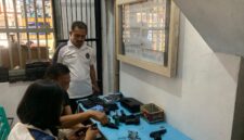 Petugas Lapas Brebes sedang memeriksa senjata api dan administrasi. Foto: istimewa