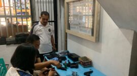 Petugas Lapas Brebes sedang memeriksa senjata api dan administrasi. Foto: istimewa