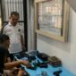 Petugas Lapas Brebes sedang memeriksa senjata api dan administrasi. Foto: istimewa