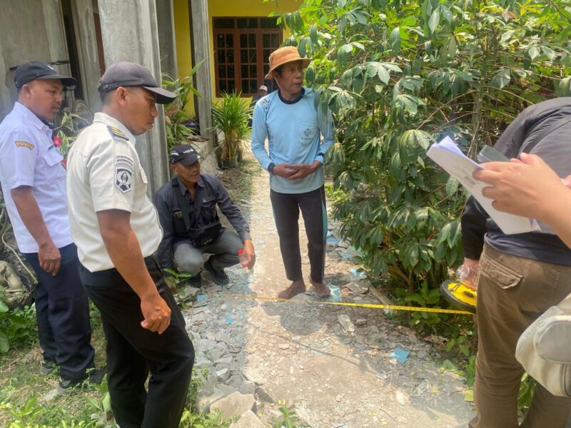 Petugas Lapas Brebes bersama Pegawai Pemkab melaksanakan penataan batas dan pengukuran tanah aset Barang Milik Negara (BMN). Foto: dok Humas