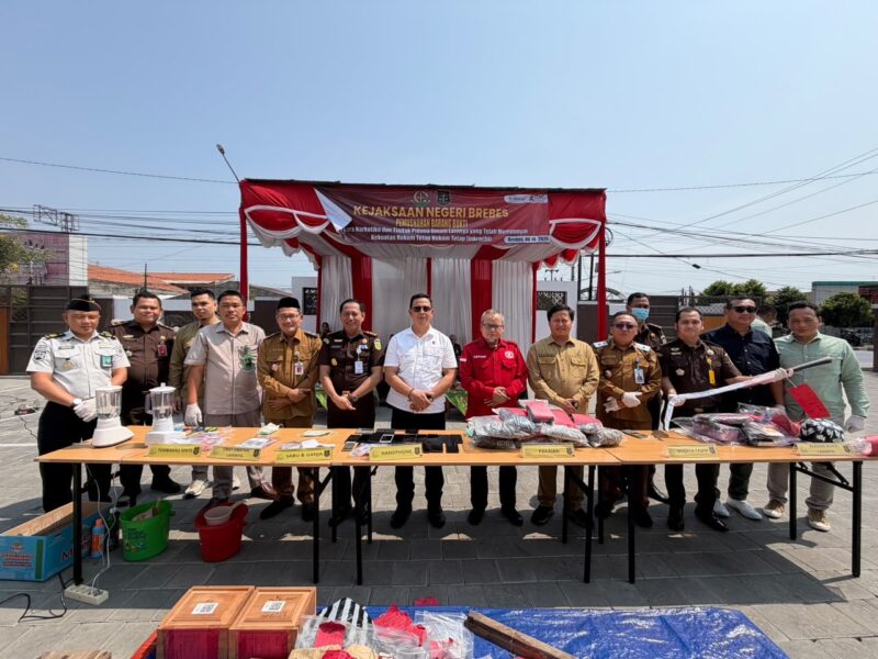 Petugas Lapas Brebes menghadiri pemusnahan barang bukti di Kejari Brebes, Selasa (6/10/2026). Foto: dok humas/lensabumi