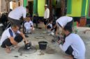 Pegawai Lapas Brebes bersama warga binaan gotong royong membersihkan Mushola Darul Amanah. Foto: istimewa