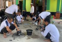 Pegawai Lapas Brebes bersama warga binaan gotong royong membersihkan Mushola Darul Amanah. Foto: istimewa