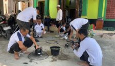 Pegawai Lapas Brebes bersama warga binaan gotong royong membersihkan Mushola Darul Amanah. Foto: istimewa