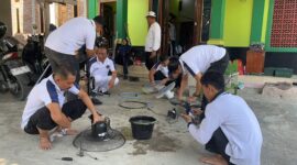 Pegawai Lapas Brebes bersama warga binaan gotong royong membersihkan Mushola Darul Amanah. Foto: istimewa
