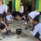 Pegawai Lapas Brebes bersama warga binaan gotong royong membersihkan Mushola Darul Amanah. Foto: istimewa