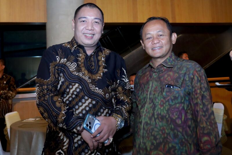 Pamor Wicaksono anggota DPRD Brebes bersama Sarmuji. Foto: istimewa

 

 