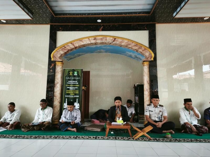Pegawai LDNU bersama petugas Lapas Brebes memberikan tausyiah kepada  Warga binaan dalam program pembinaan keagamaan.  Foto: istimewa