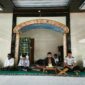 Pegawai LDNU bersama petugas Lapas Brebes memberikan tausyiah kepada  Warga binaan dalam program pembinaan keagamaan.  Foto: istimewa