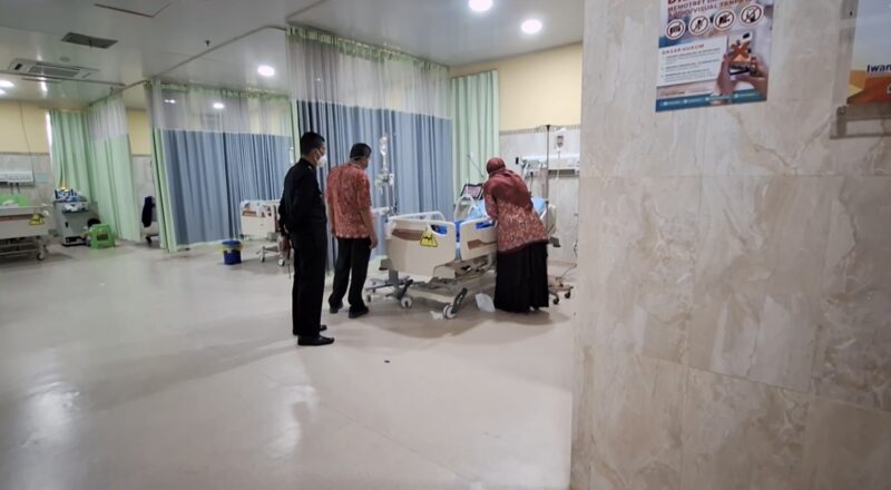Korban pembacokan kritis saat ini dirawat di ICU RSUD Brebes. Foto: Lensabumi

 

 