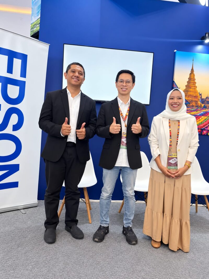 Virdyansas Priyo Pratomo -  Assistant Manager Presales Engineer
- Ario Aditya - Head of Vertical Business
- Nuzul Quraini Diandra - Product Marketing SureColor V-4000
