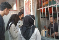 Petugas kesehatan Lapas Brebes berkeliling ke kamar hunian untuk mengecek kondisi kesehatan warga binaan, Rabu (7/10). Foto: Istimewa/Lensabumi