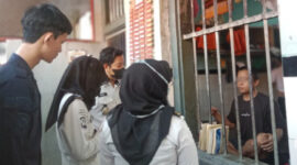 Petugas kesehatan Lapas Brebes berkeliling ke kamar hunian untuk mengecek kondisi kesehatan warga binaan, Rabu (7/10). Foto: Istimewa/Lensabumi