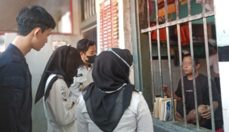 Petugas kesehatan Lapas Brebes berkeliling ke kamar hunian untuk mengecek kondisi kesehatan warga binaan, Rabu (7/10). Foto: Istimewa/Lensabumi