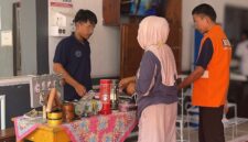 Deretan hasil produksi kreativitas warga binaan Lapas Brebes di pasarkan ke pengunjung. Foto: dok humas/Lensabumi