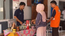 Deretan hasil produksi kreativitas warga binaan Lapas Brebes di pasarkan ke pengunjung. Foto: dok humas/Lensabumi
