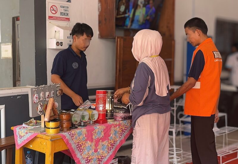 Deretan hasil produksi kreativitas warga binaan Lapas Brebes di pasarkan ke pengunjung. Foto: dok humas/Lensabumi